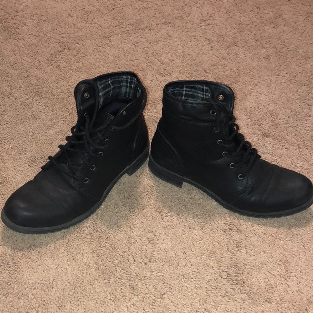 Black combat boots (used)